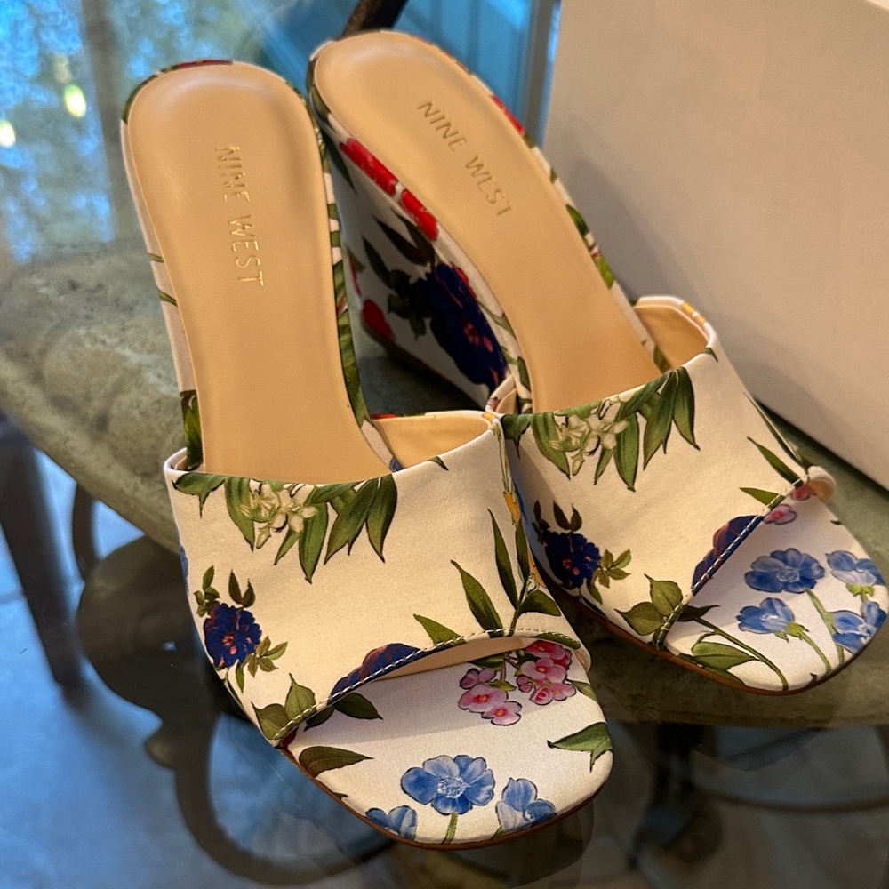 $95 Nine West Floral Wedge Sandals - Red and Green Sz 8 New In Box - Picture 15 of 16